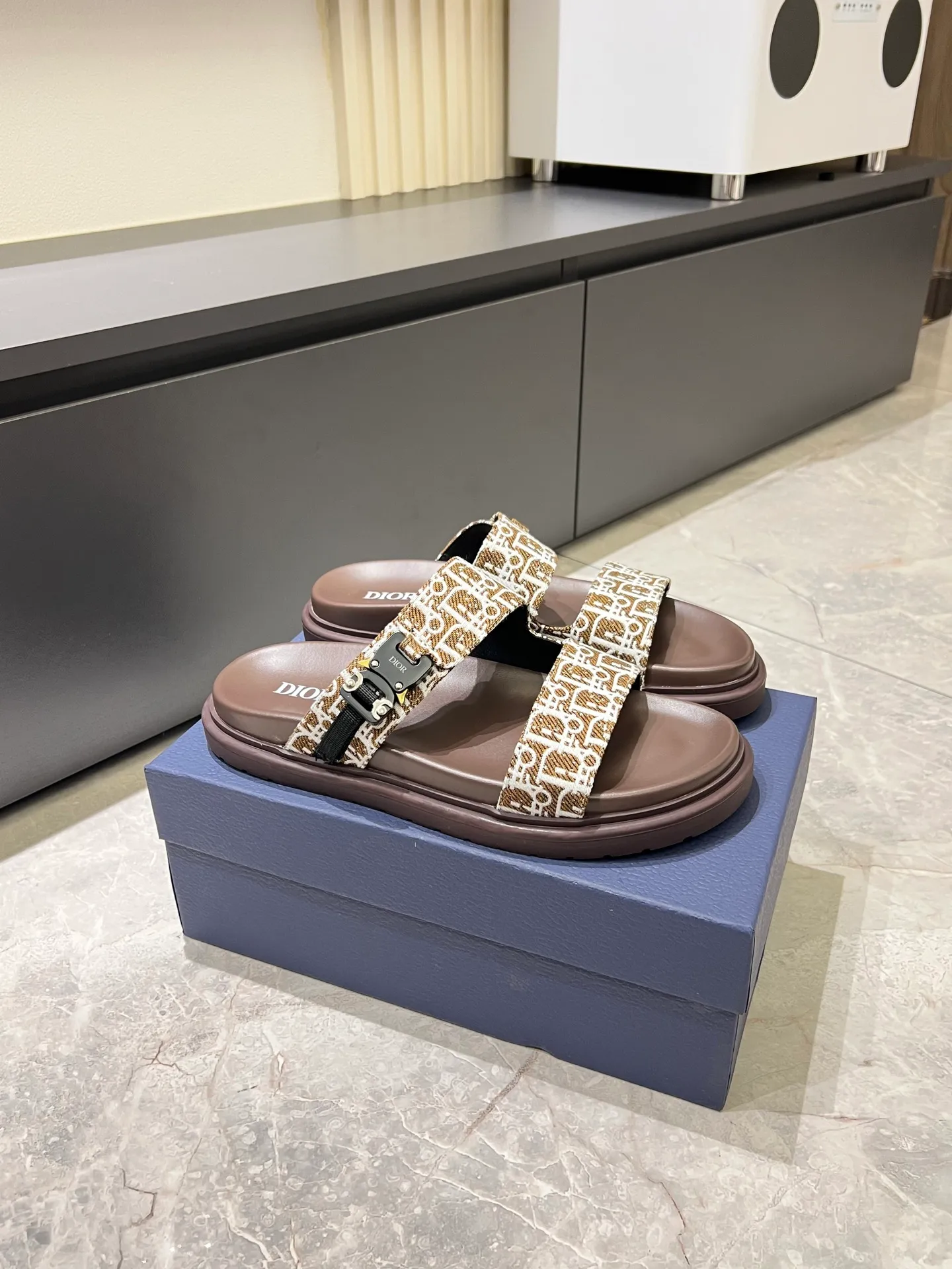 Men's Men's Shoes 💰p320 Dio* Men's Sandals Slippers. Showcasing Dior haute couture design. The Dior gray suede strap is accented with an aluminum Dior buckle for added style. Paired with a comfortable tonal notch sole, they pair easily with shorts or jeans for a sophisticated look. Main body: suede cow leather, technical fabric lining: cow leather, with adjustable straps, aluminum Dior buckle, Dior gray EVA insole, tonal notched rubber outsole splicing structure, size: 38-44 (customized at 45.46)